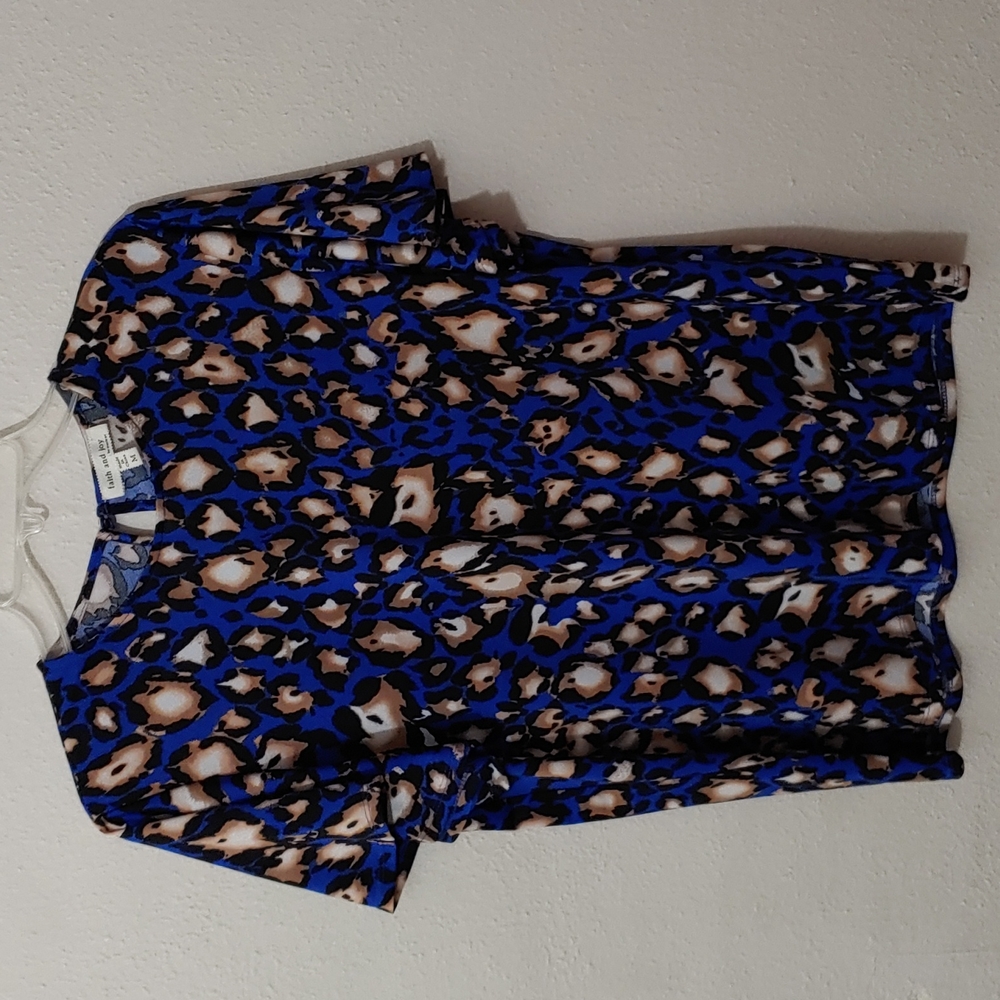 faith and joy Women's Size Medium Animal Print Short Sleeved Top